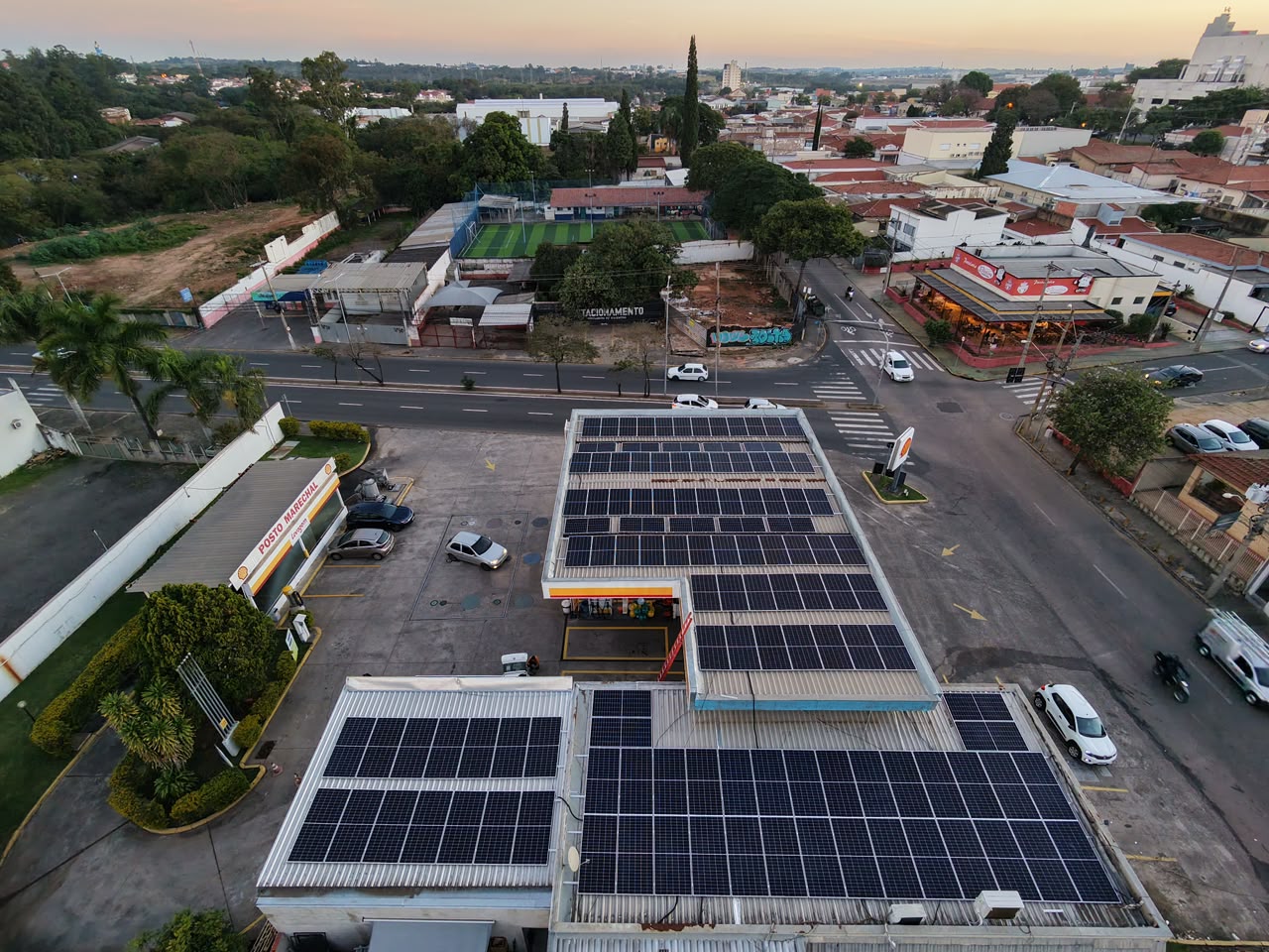 Posto Shell em Salto/SP com telhado coberto por painéis fotovoltaicos instalados pela Business Energy Group