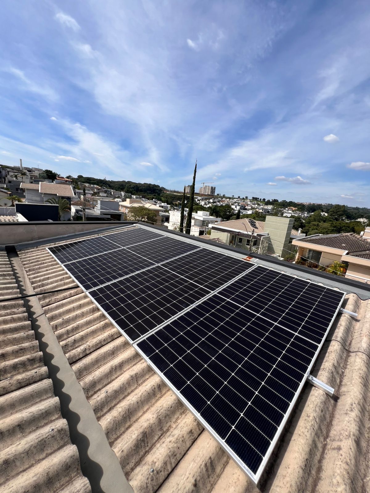Sistema fotovoltaico residencial instalado em telhado de fibrocimento em Indaiatuba/SP