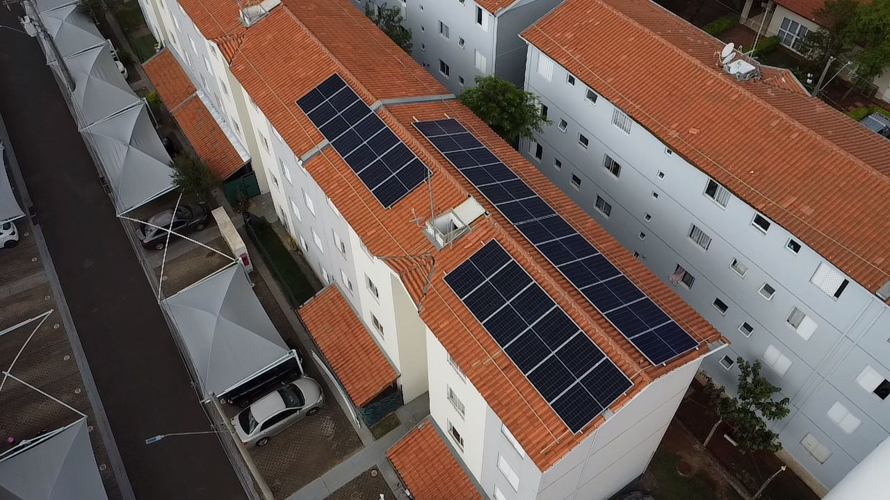 Condomínio residencial com painéis solares nos telhados