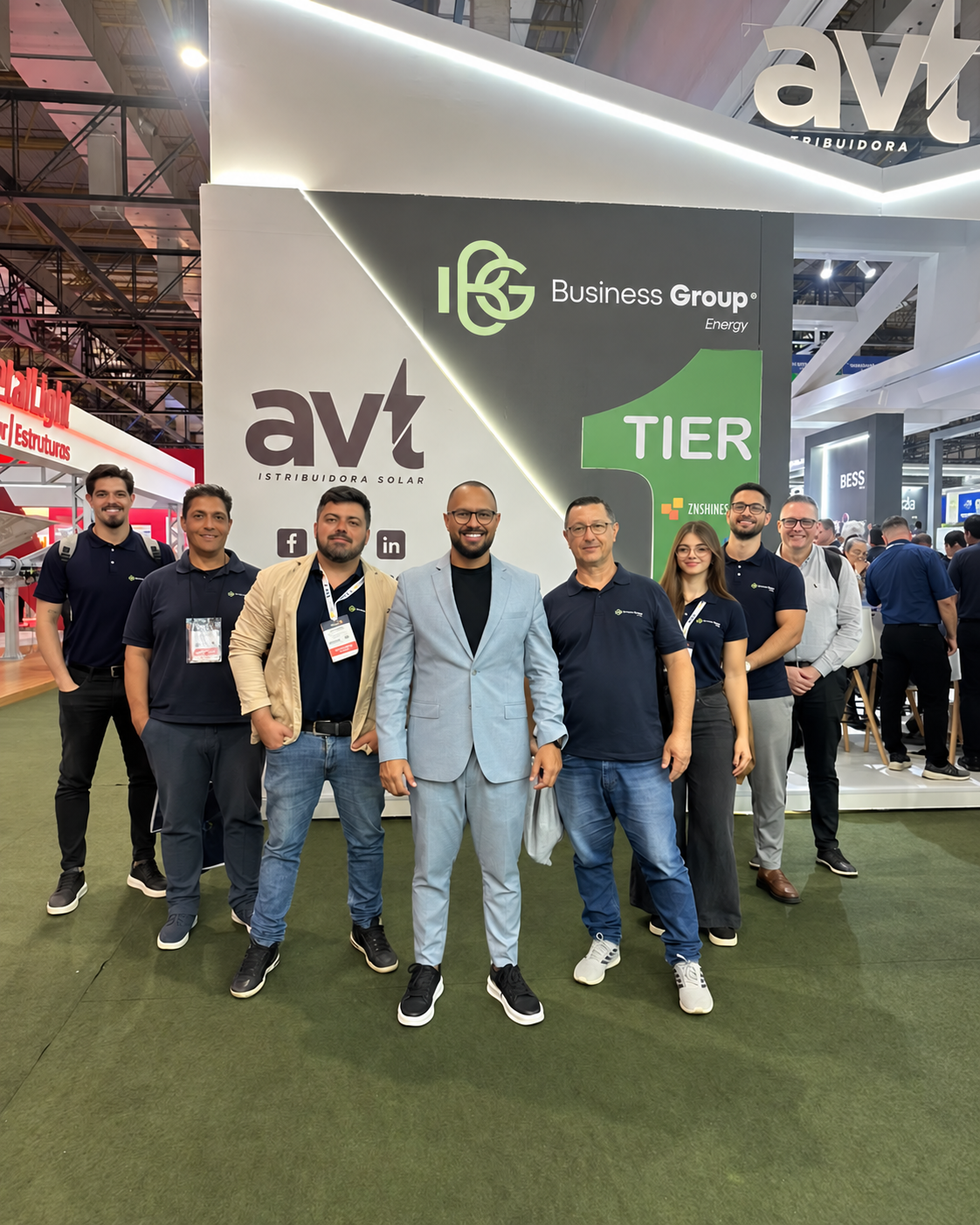 Time comercial e de pós-venda da Business Energy Group em evento do setor solar
